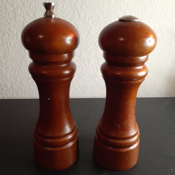 GORGEOUS Mr. Dudley Solid Wood 7" S/P Shaker Set. - Picture 4 of 5